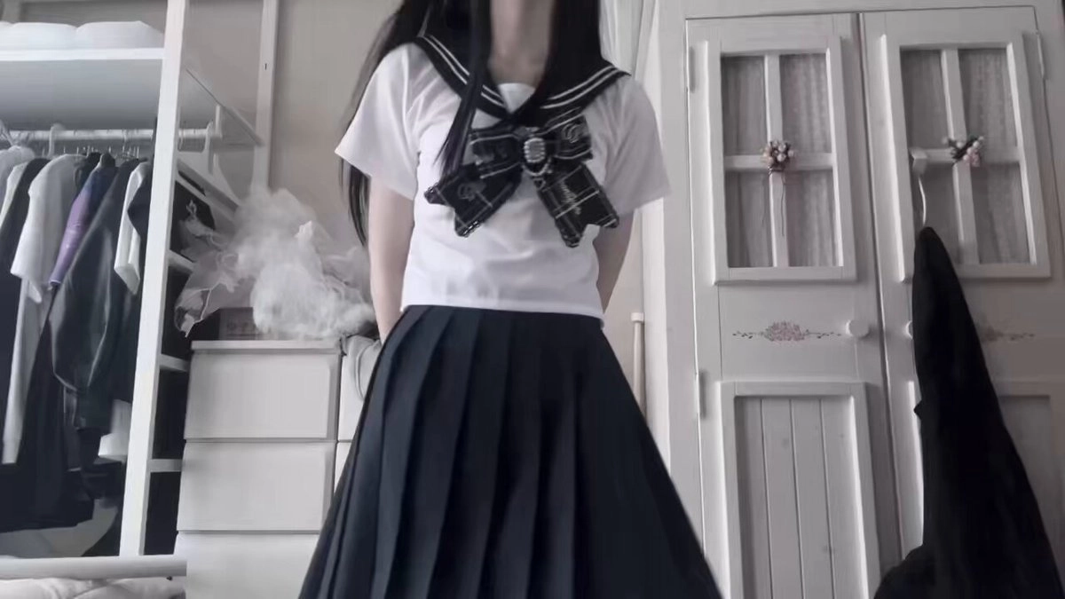 穿着白色衬衫和黑色弓的女人。