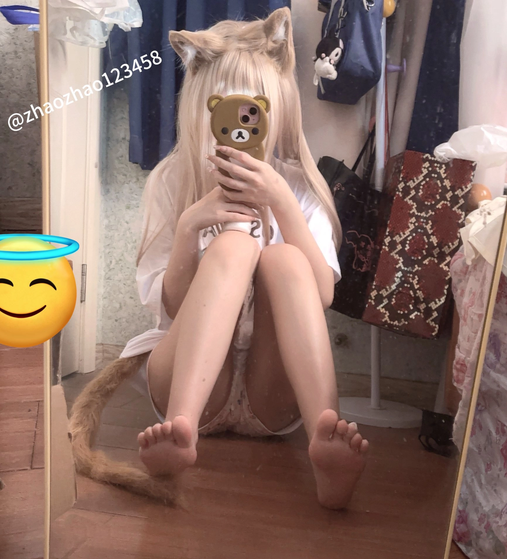 女人和一只猫一起自拍。