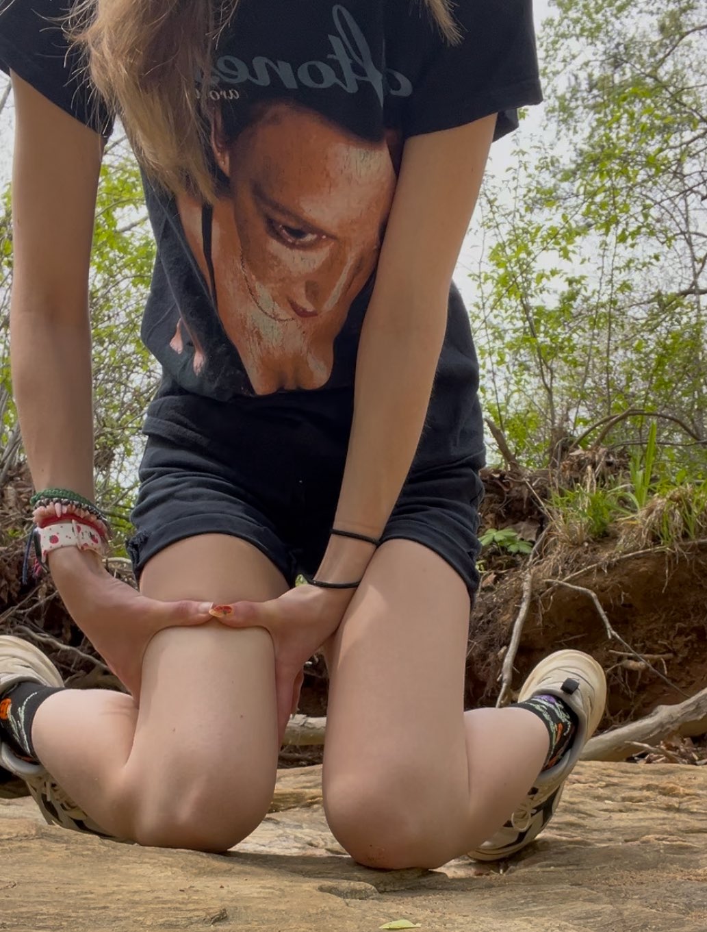 女人穿着一件黑色衬衫,上面有一张女人的照片。