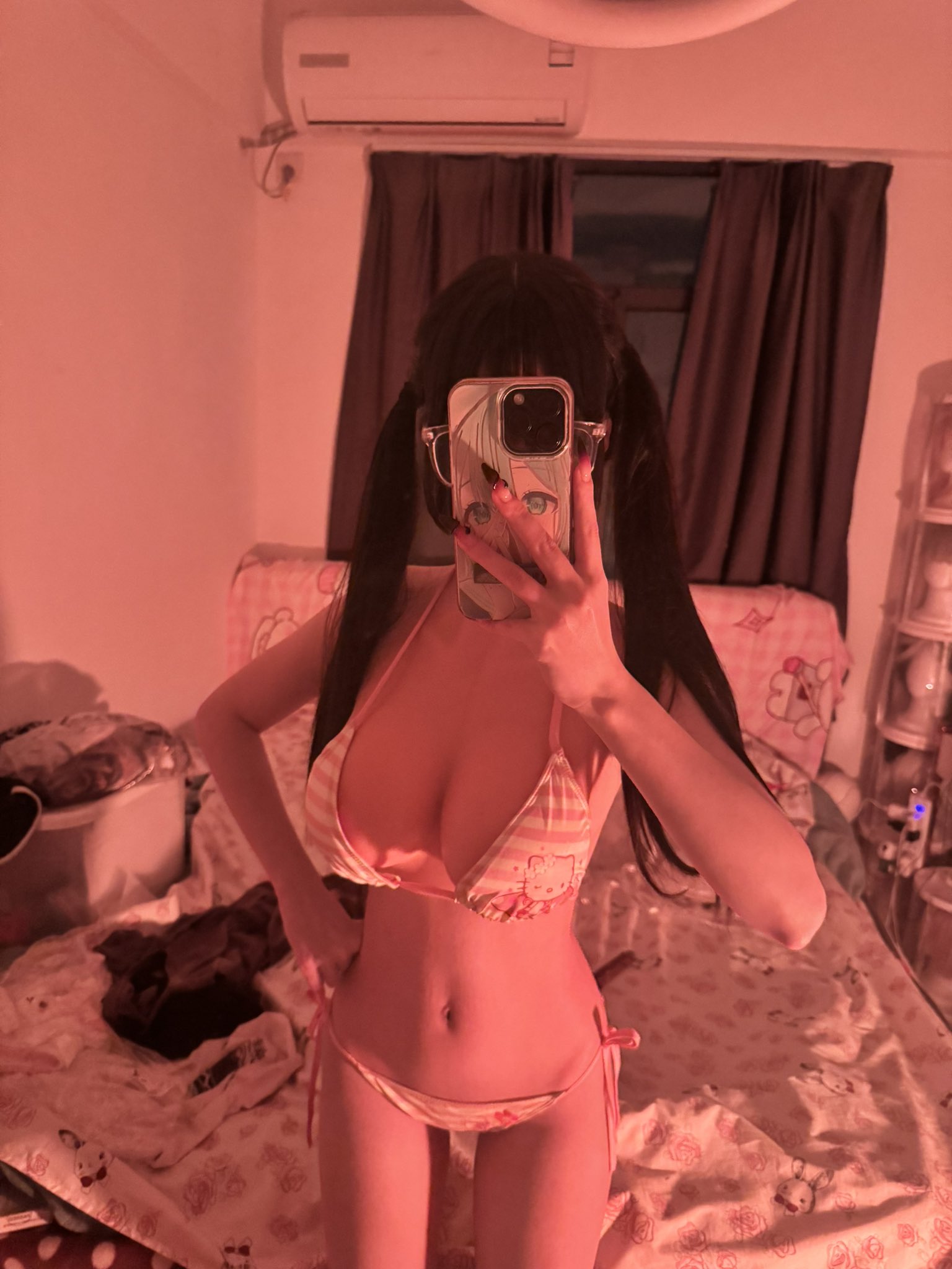 穿比基尼的女人拍了一张自拍。