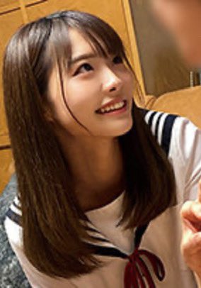 穿着水手的制服的女人坐在一个男人的沙发上。