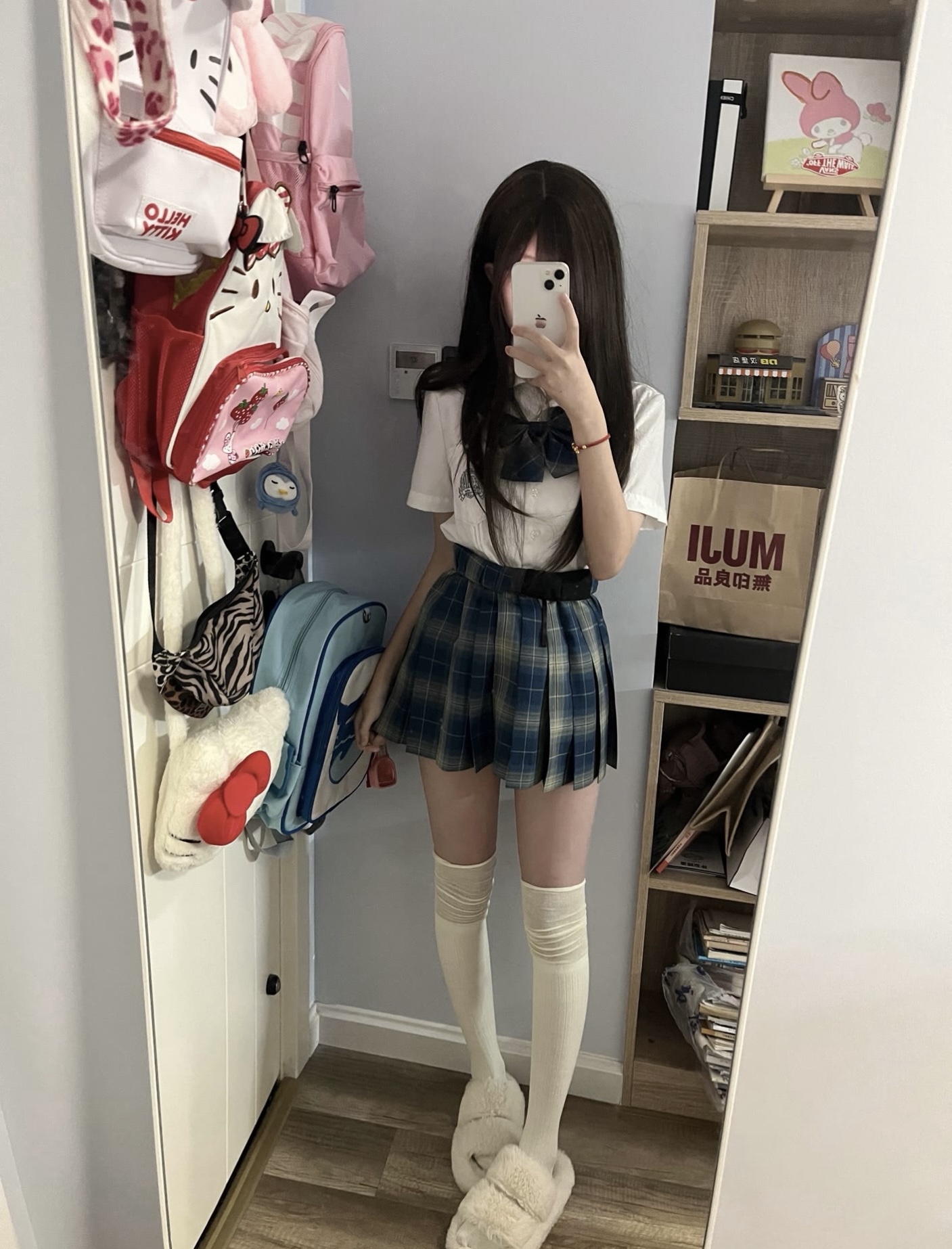 女孩在镜子里拍了一张自拍。