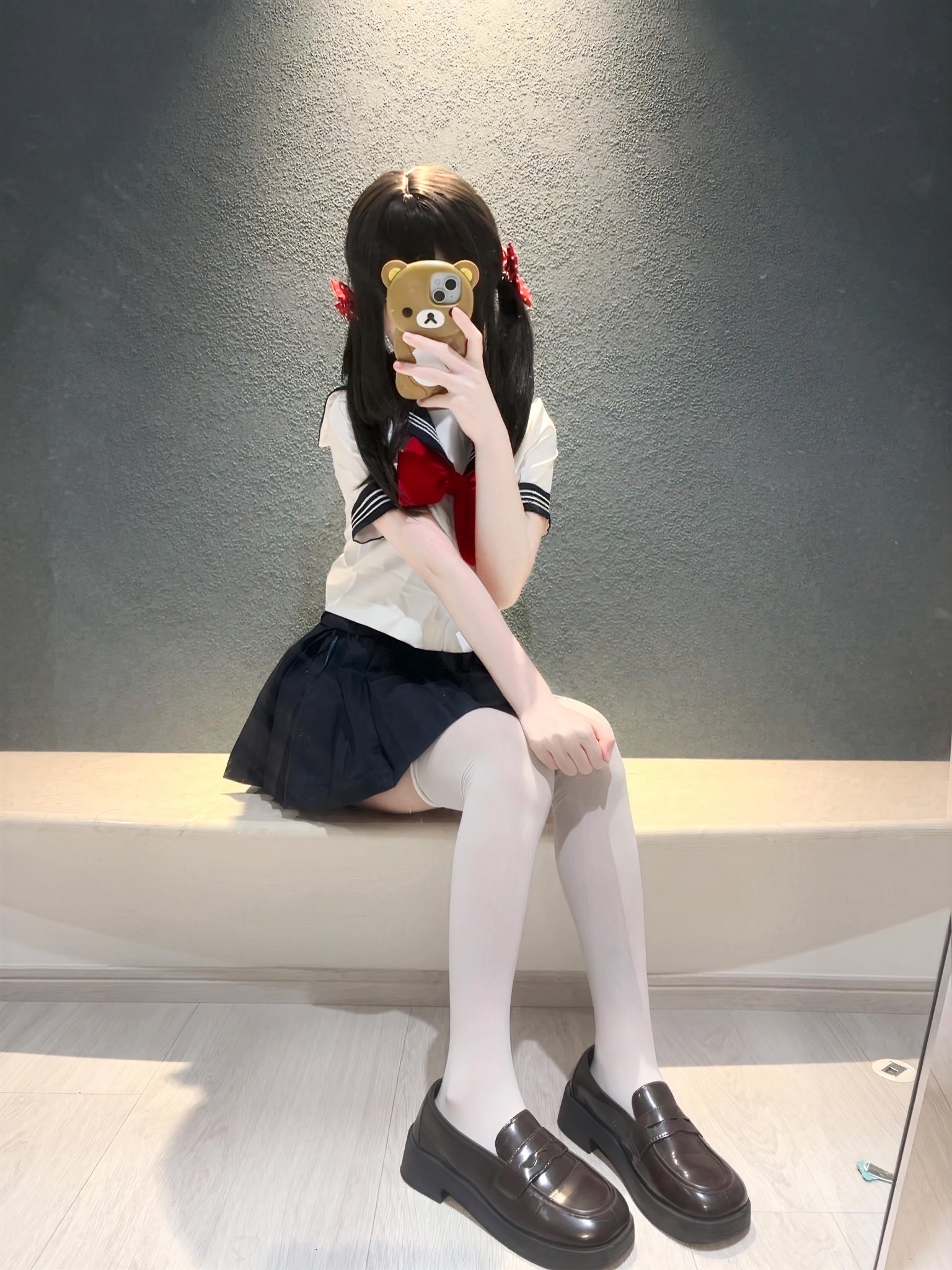 女孩用手机拍自拍。