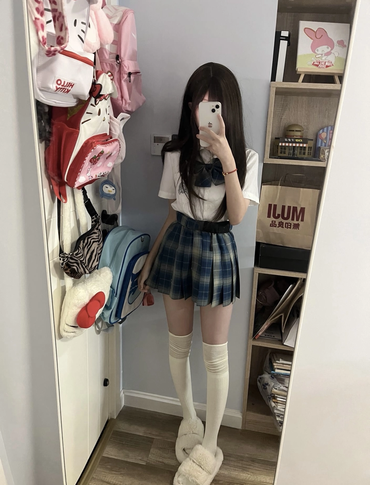 女孩在镜子里拍了一张自拍。