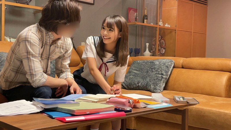 穿着水手的制服的女人坐在一个男人的沙发上。