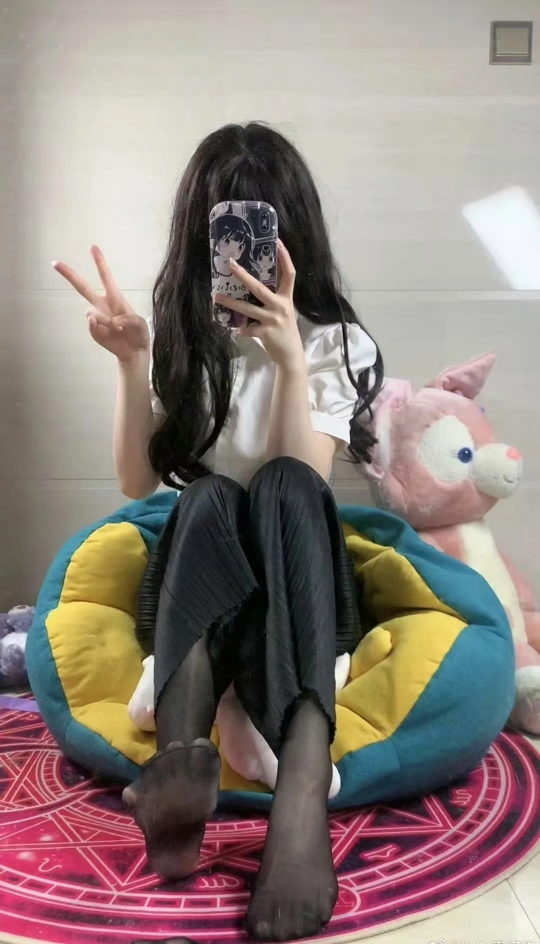 女孩拍自拍,背后有一只动物。