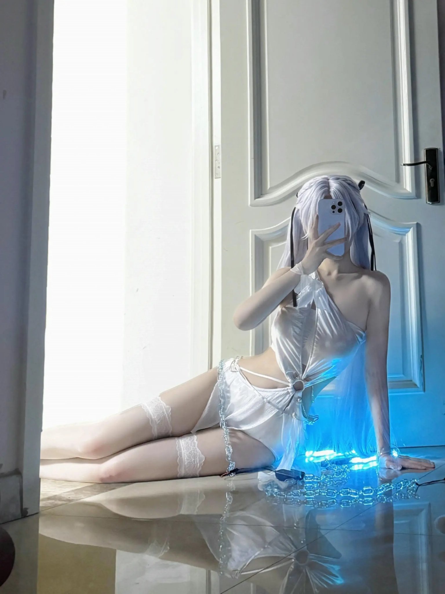 女人穿着白色裙子拍自拍。