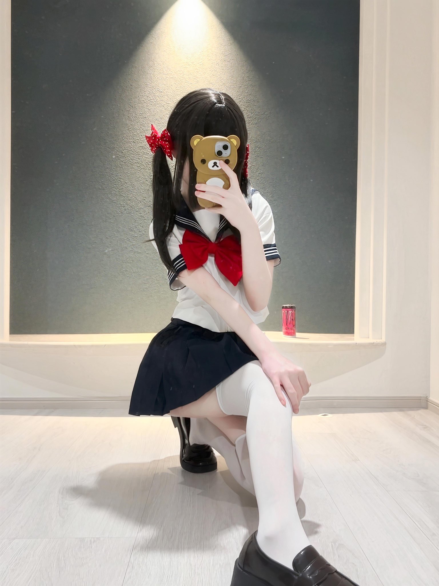 女孩用手机拍自拍。