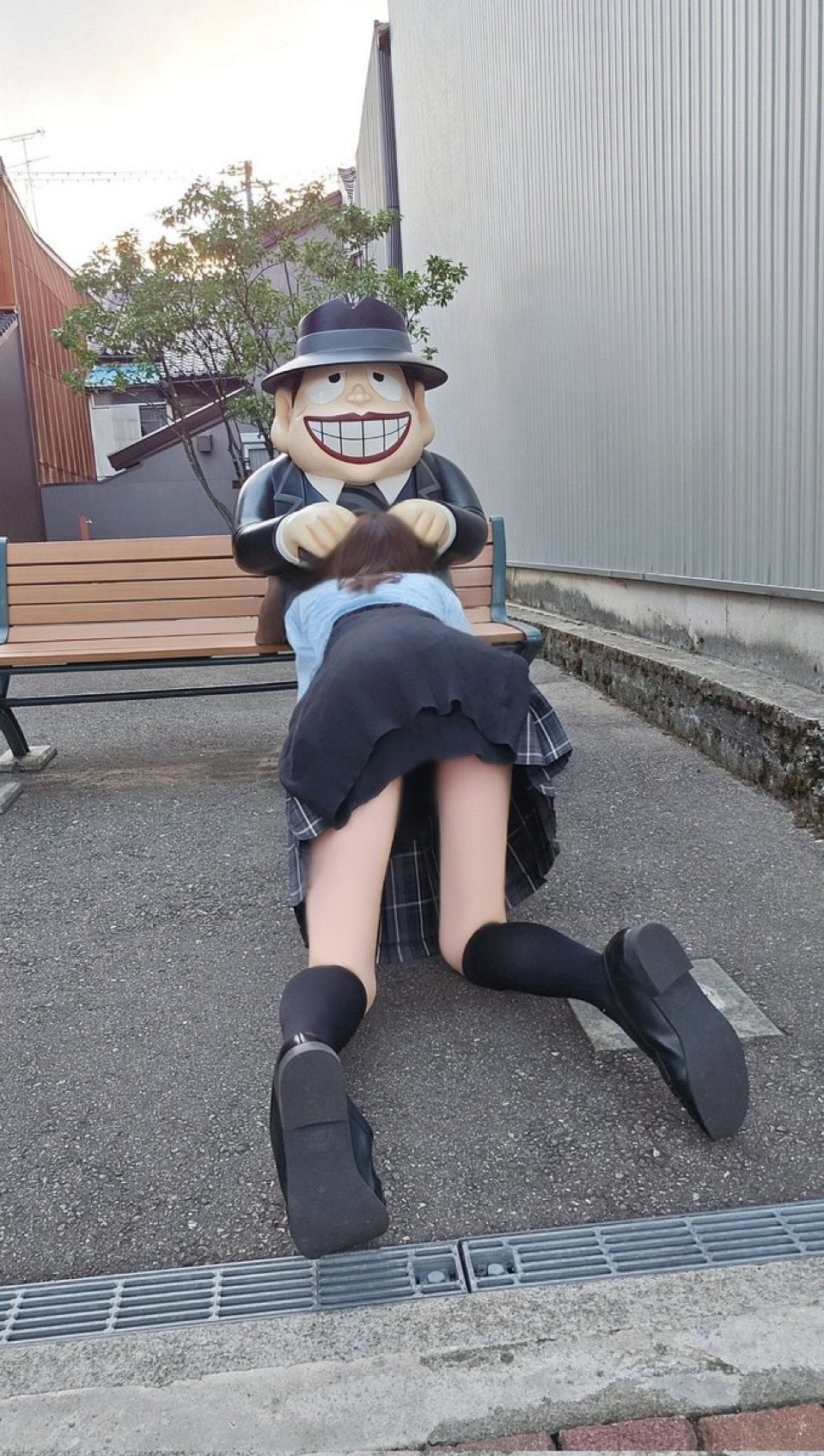 女人骑着一个男人的雕像。