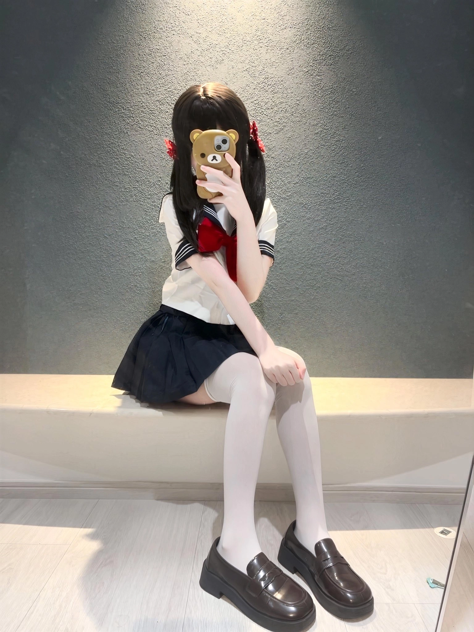 女孩用手机拍自拍。