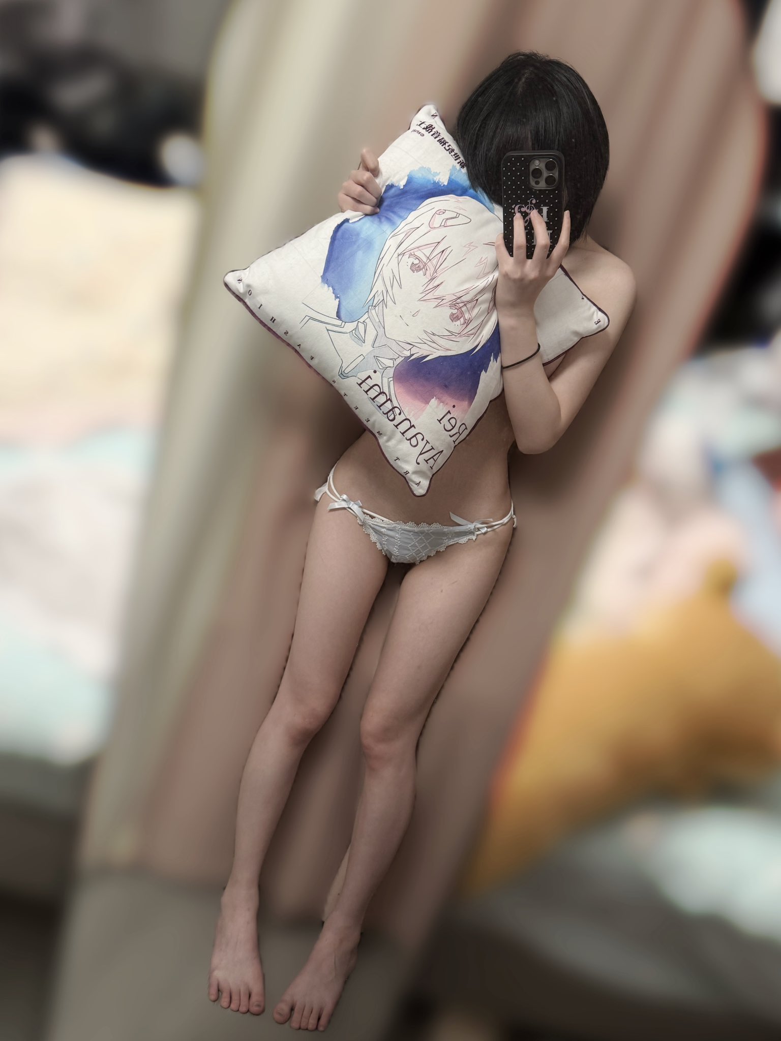 女人用枕头拍自拍。