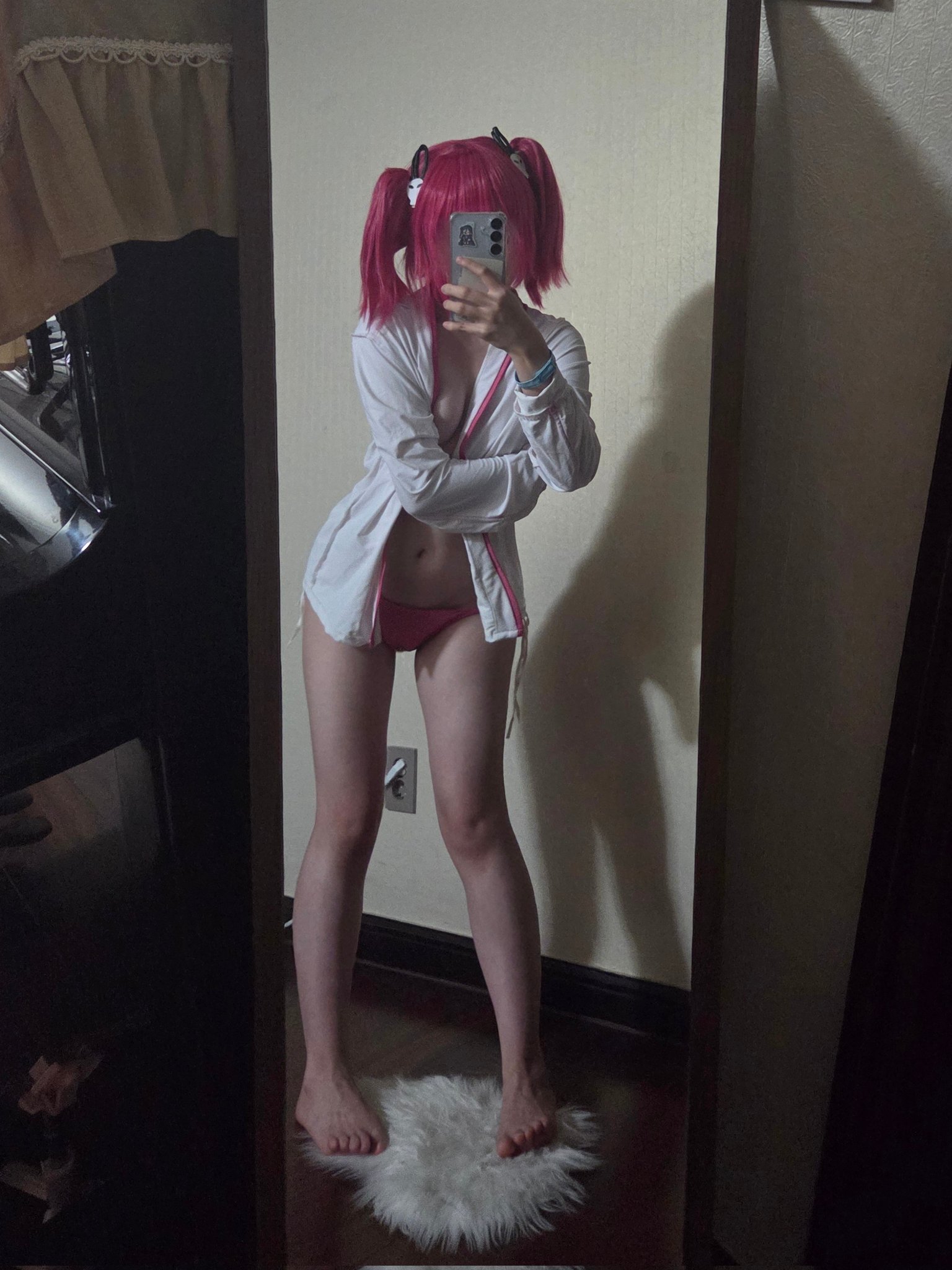 女人在镜子里拍自拍。