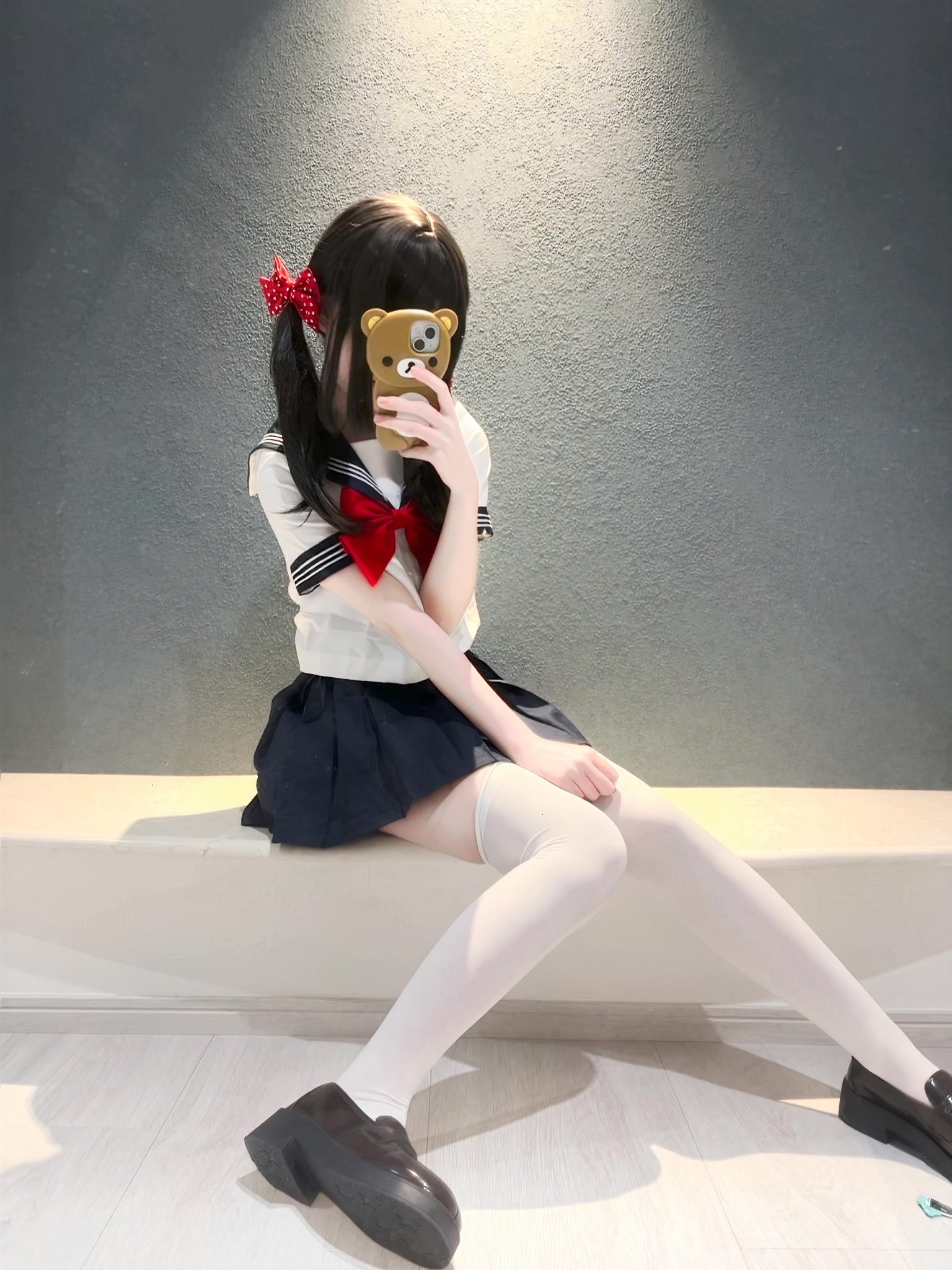 女孩用手机拍自拍。