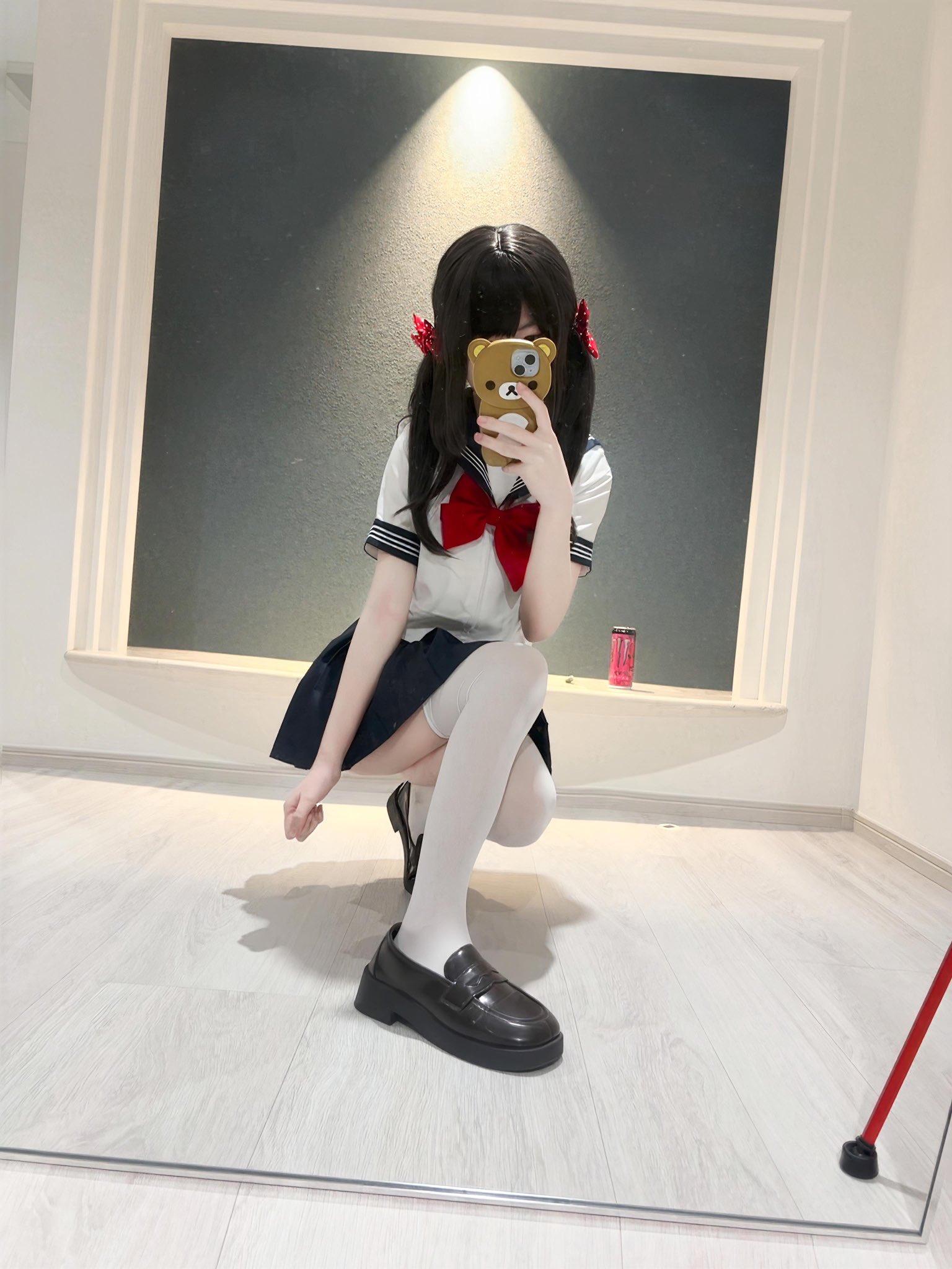 女孩用手机拍自拍。