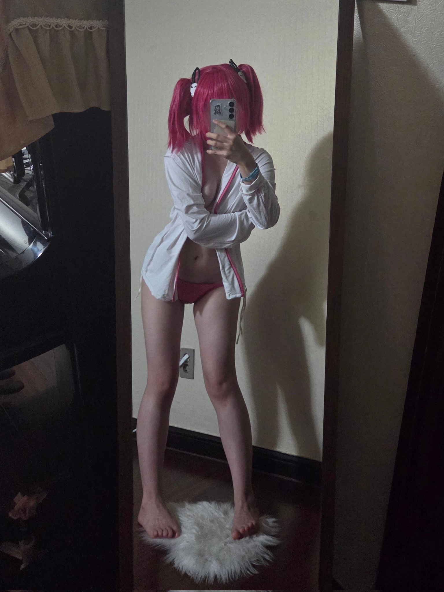 女人在镜子里拍自拍。