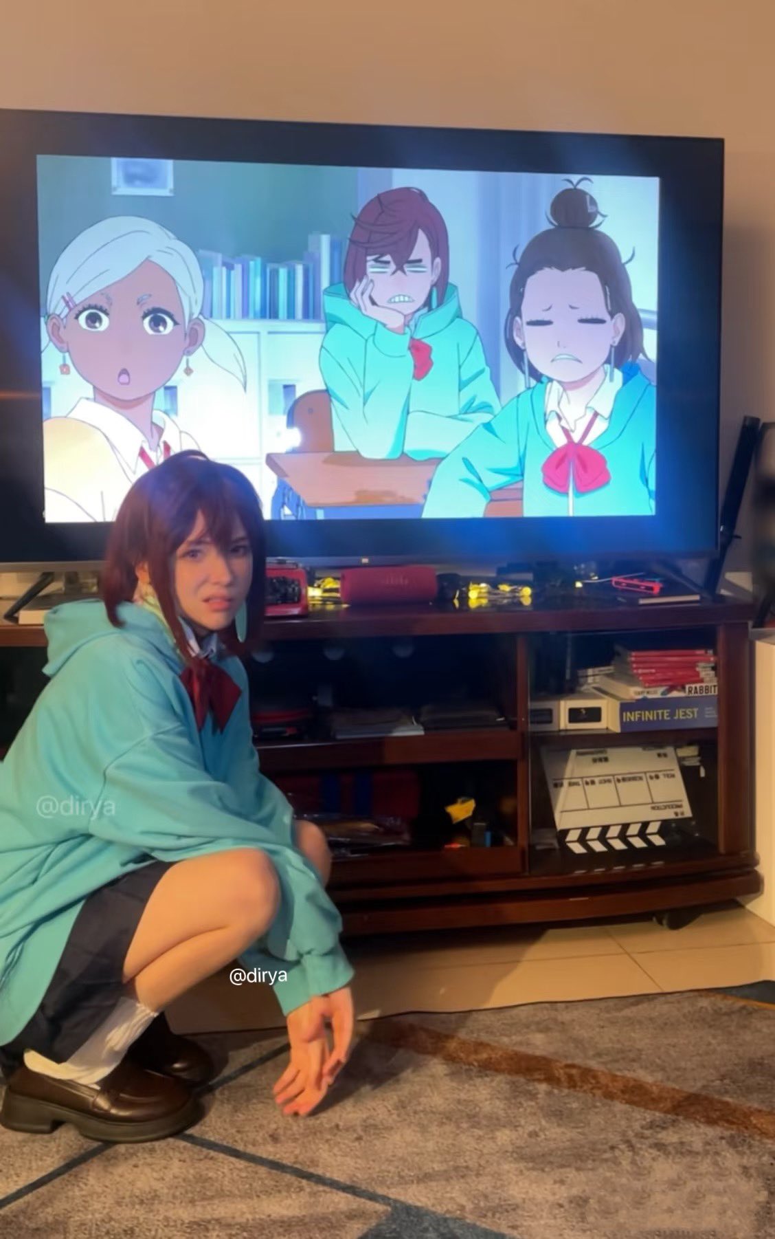 女孩跪在电视前。