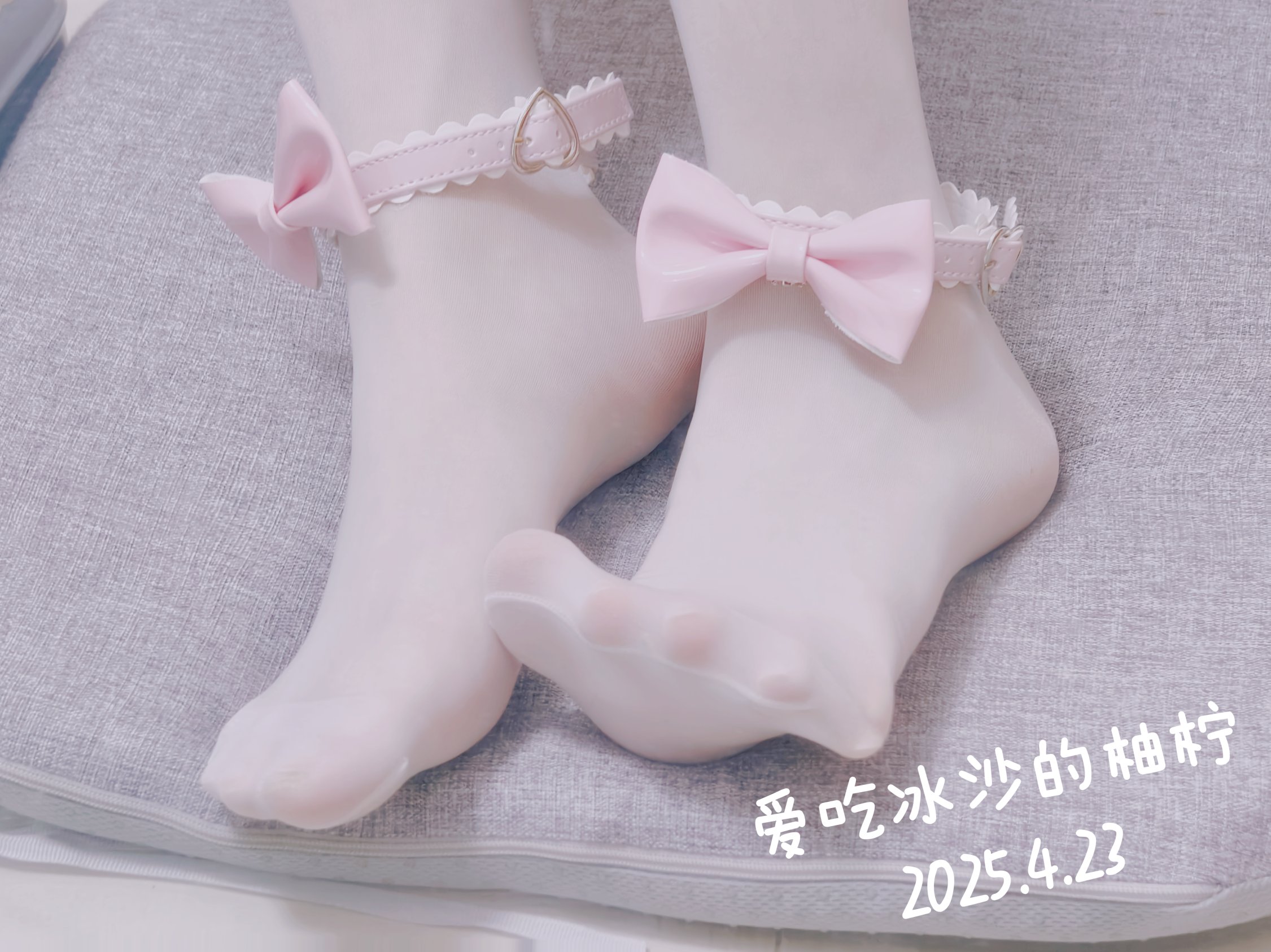 一双白色袜子,有粉红色的弓。