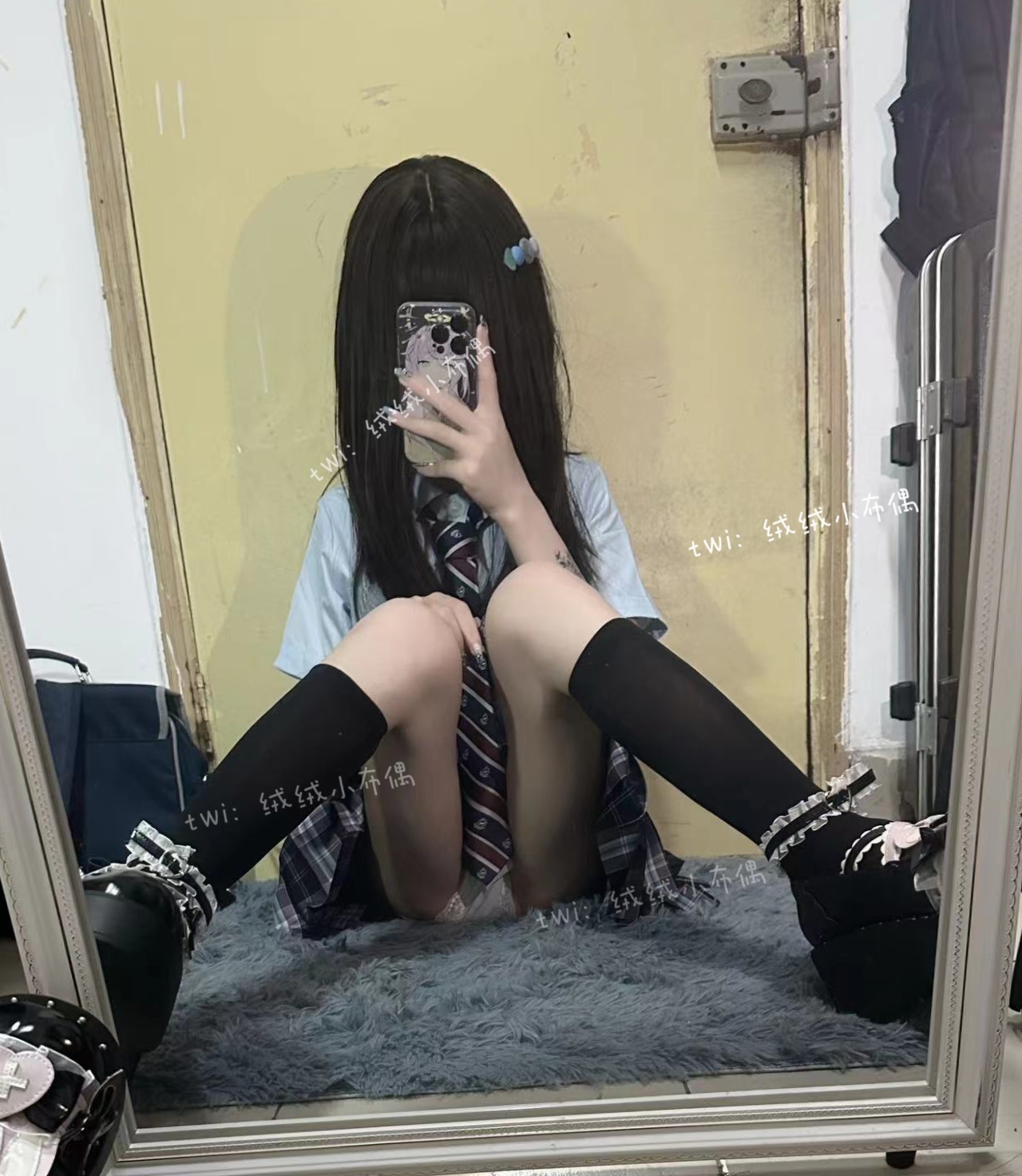 女孩在镜子前拍自拍。