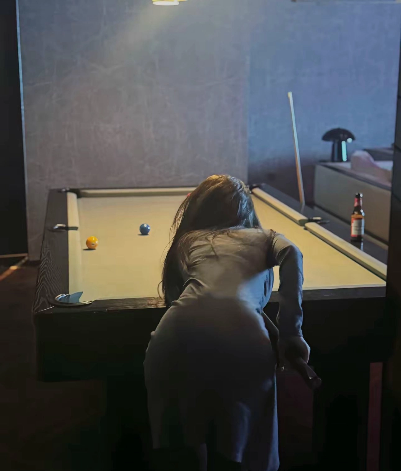 穿着白色衣服的女人正在游泳。