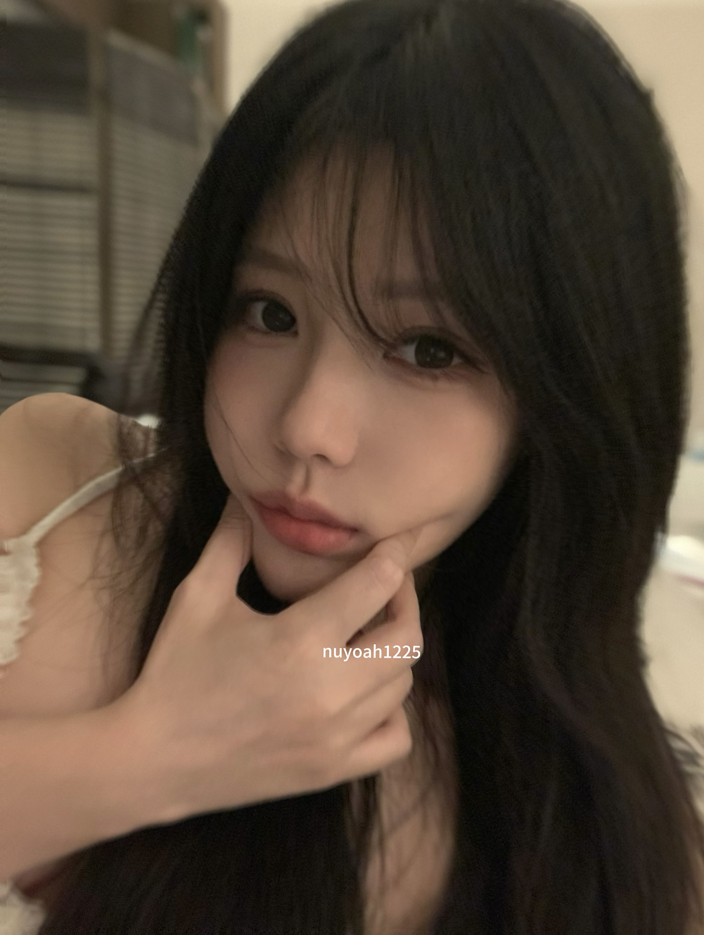 长头发的女人和一只马尾巴为一张照片而立场。