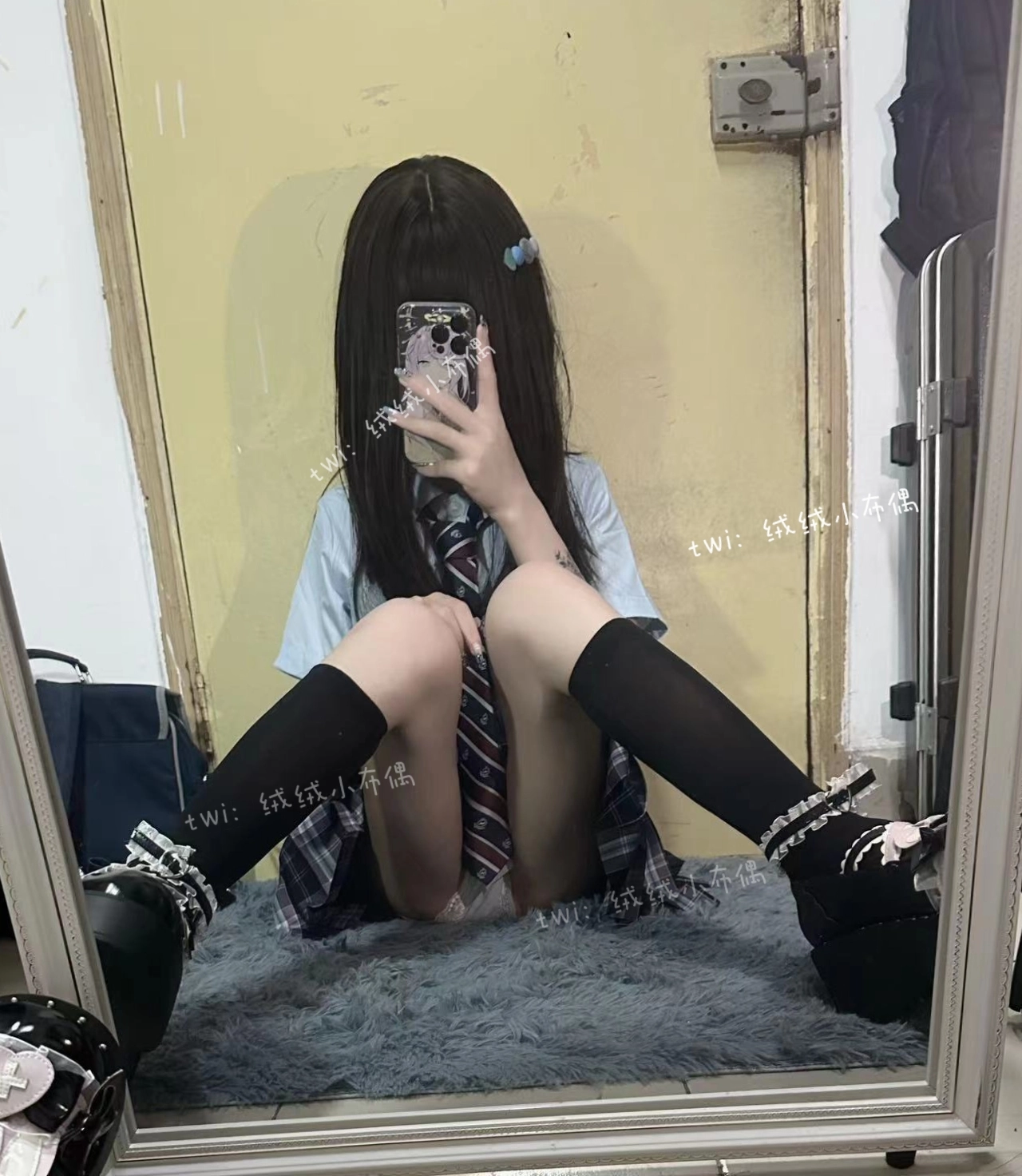 女孩在镜子前拍自拍。