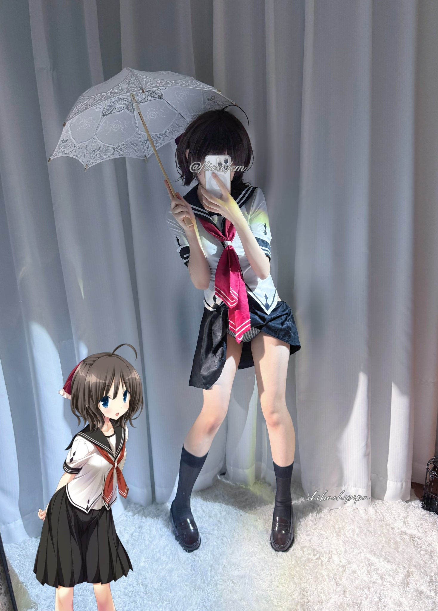 女人拿着伞,自己拍照。