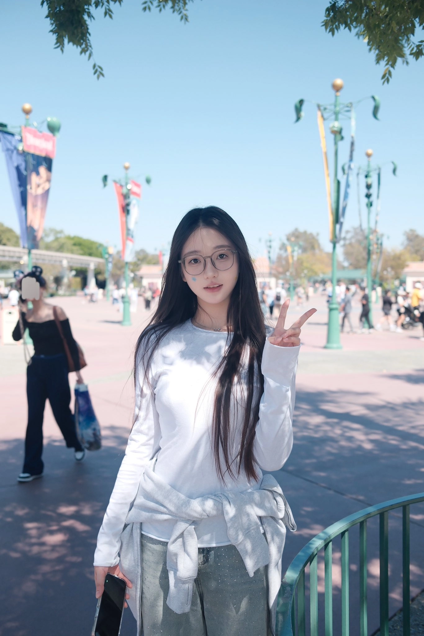 戴眼镜的女人和一个和平的标志。