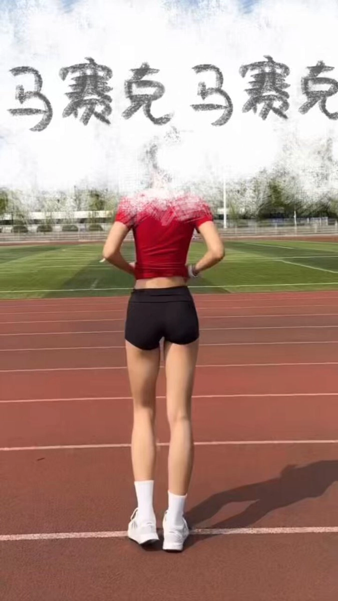 穿着红色衬衫和黑色短裤的女人站在一个轨道上。