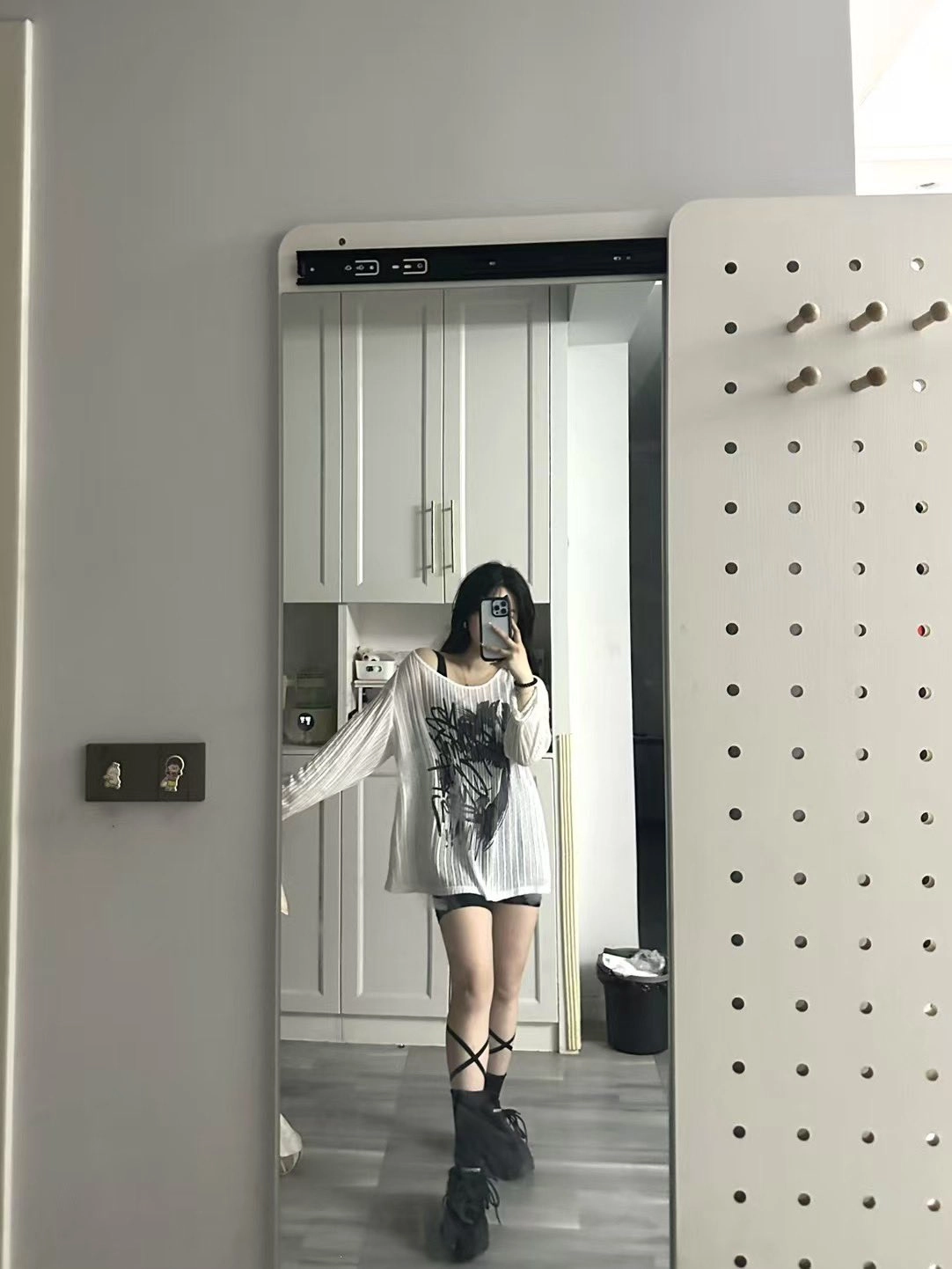 女人在镜子前拍自拍。