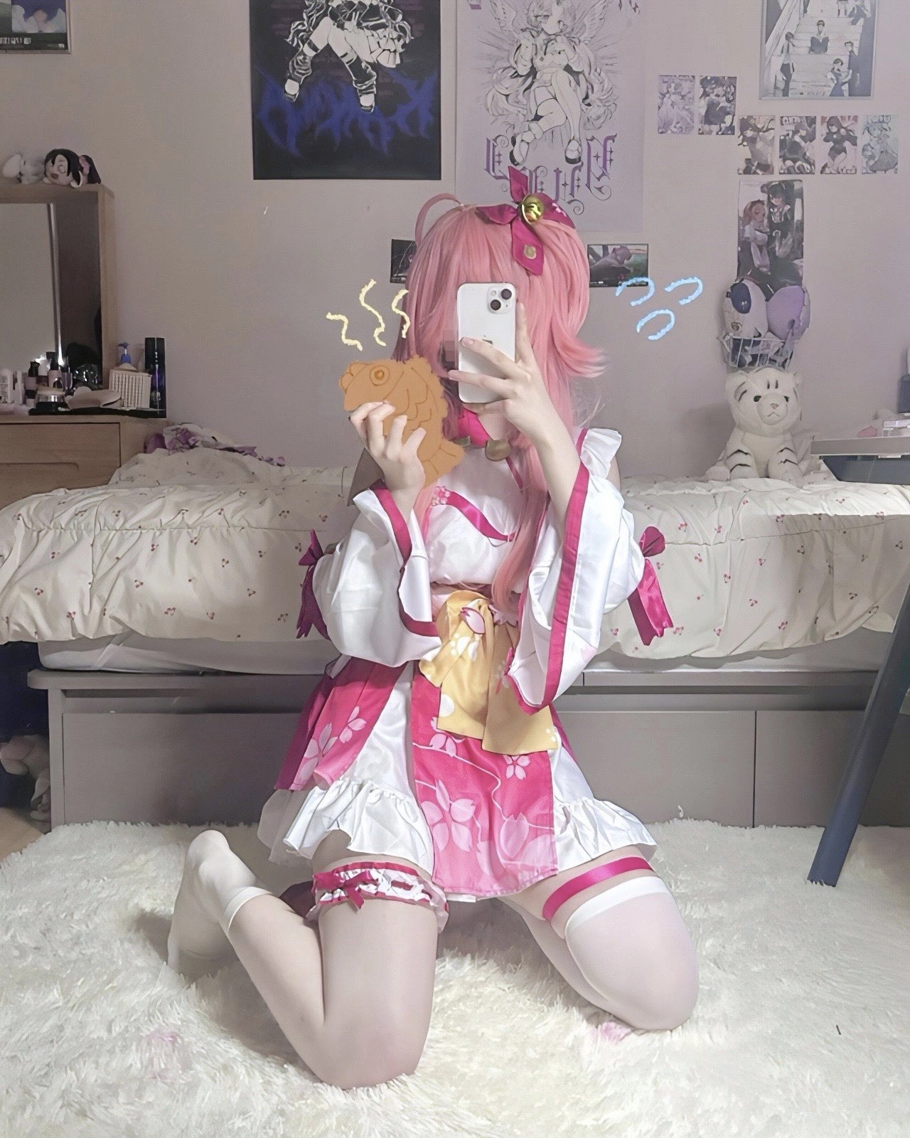 女孩用手机拍自拍。