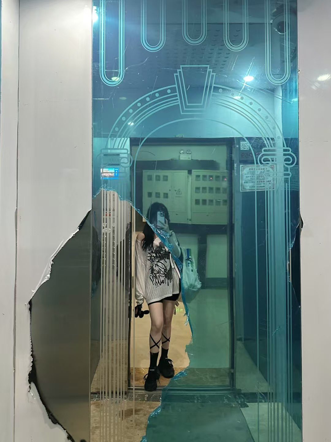 女人在镜子前拍自拍。