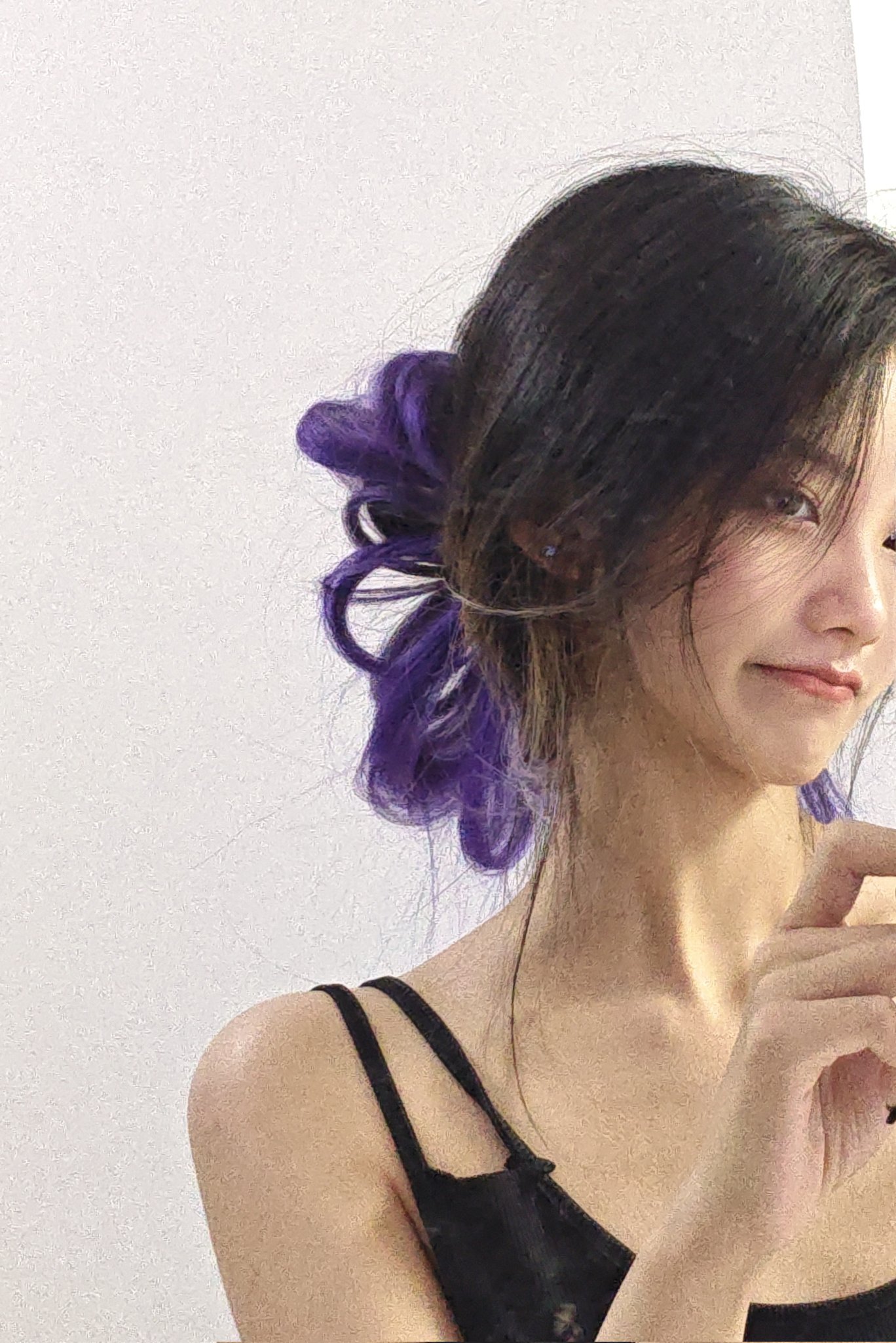 有紫色的头发和紫色的弓的女人。