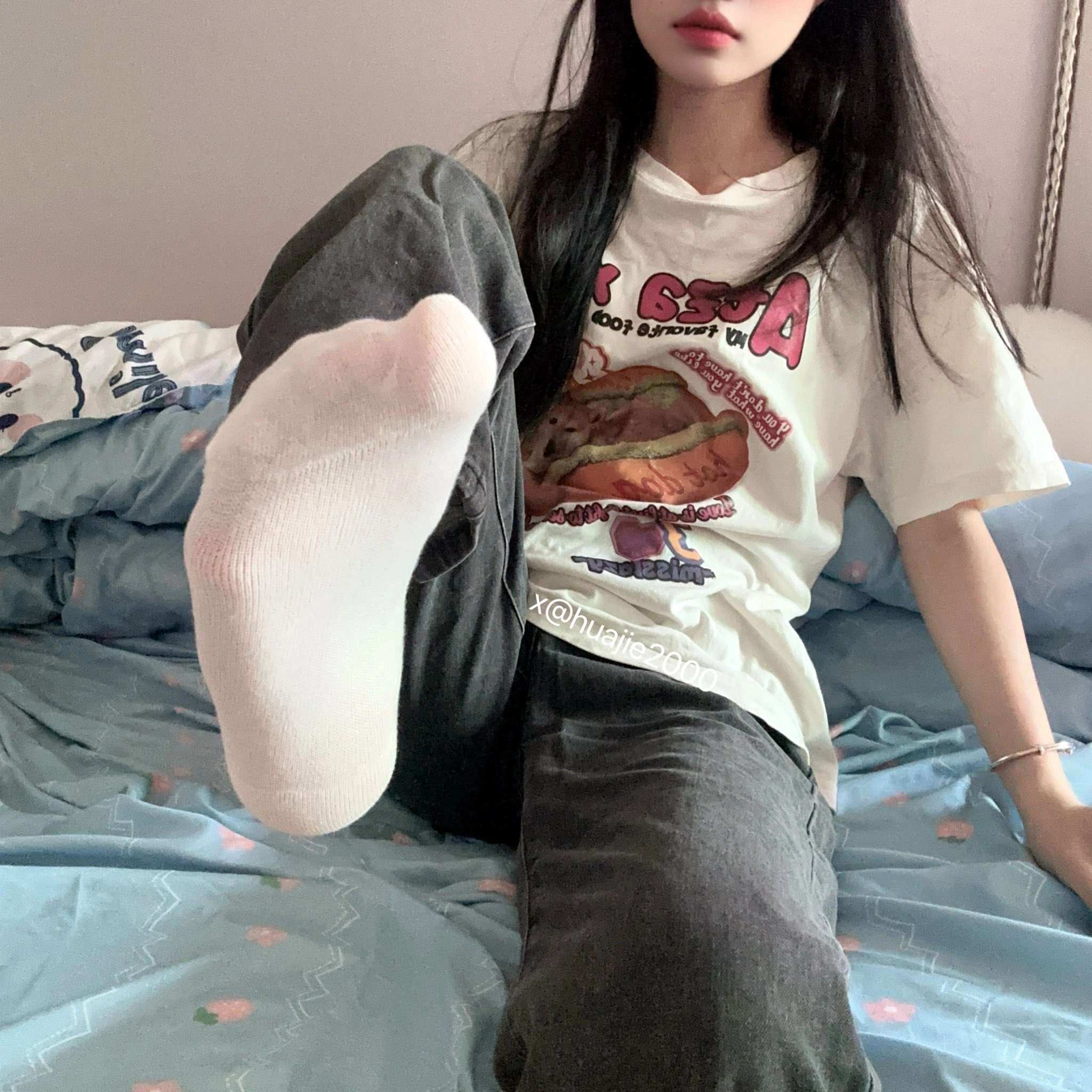 女人嘴里有一只脚。