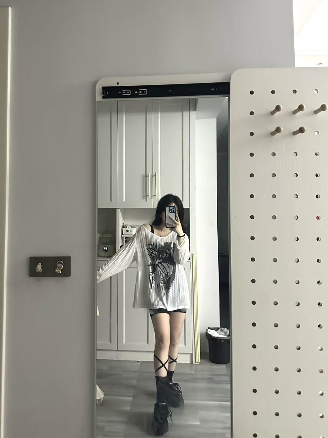 女人在镜子前拍自拍。