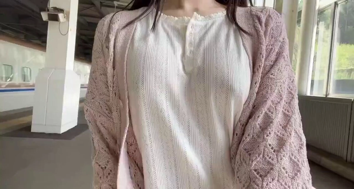 穿着粉红色衬衫的女人。