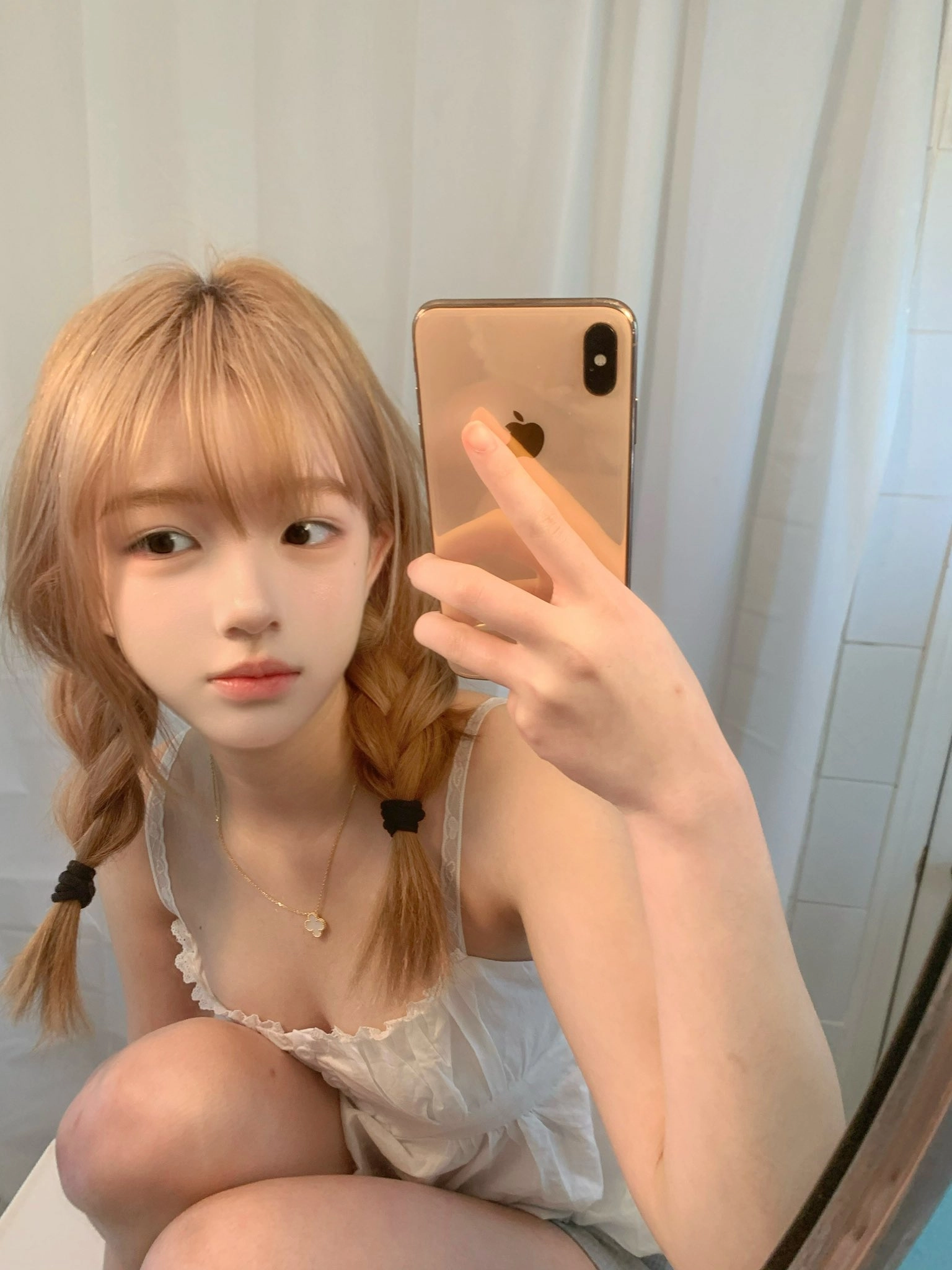 女人用手机拍自拍。