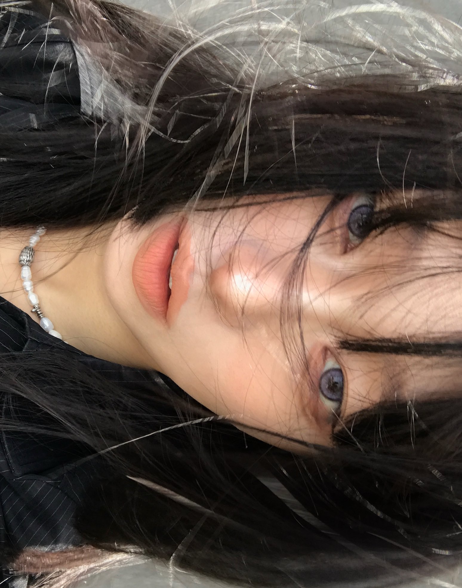 有紫色的眼睛和黑色的头发的女人。