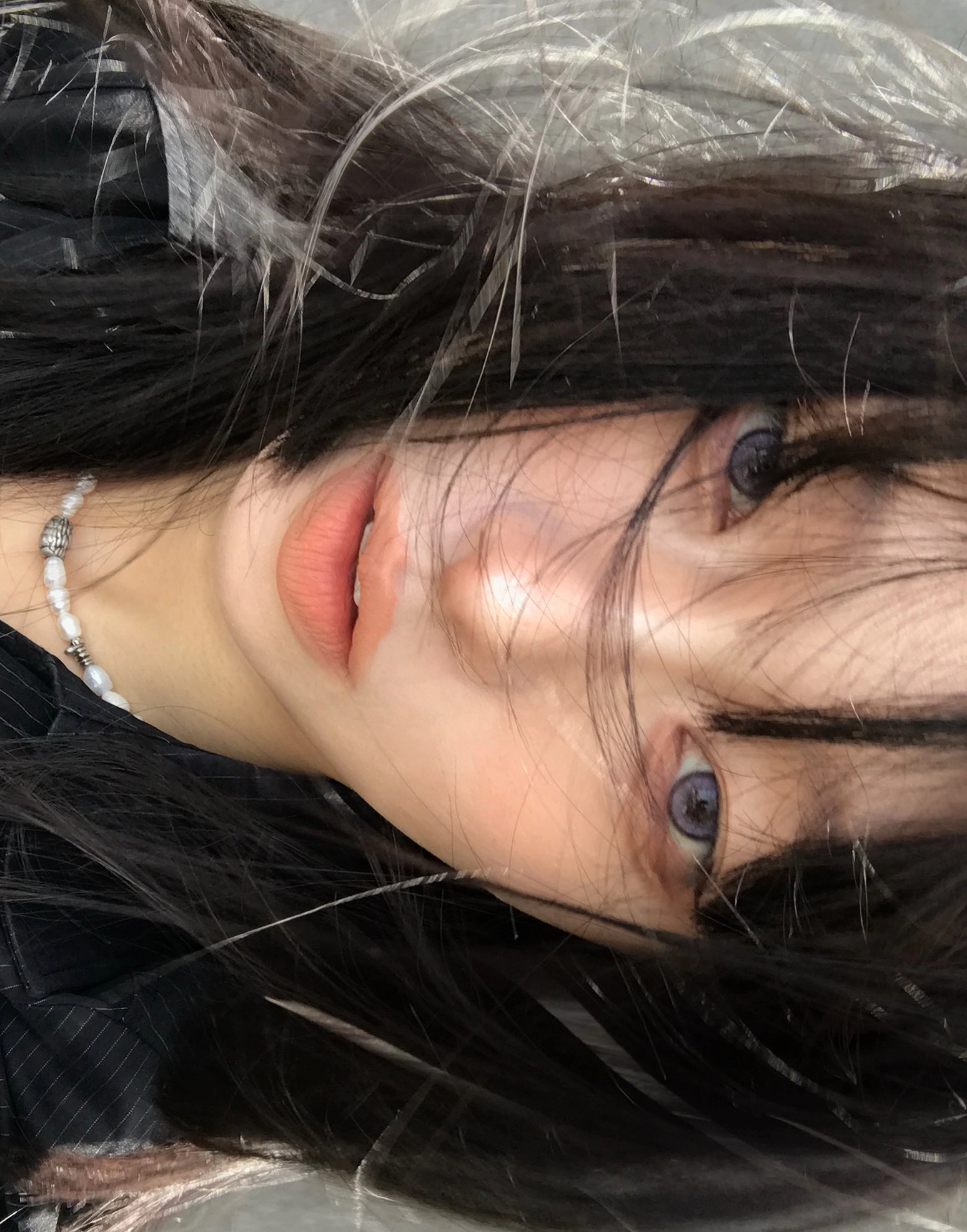 有紫色的眼睛和黑色的头发的女人。