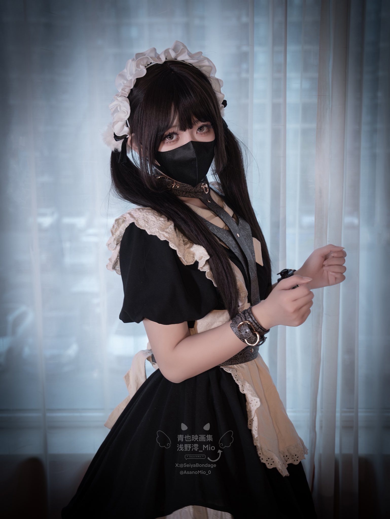 穿着黑色裙子和面具的女人。