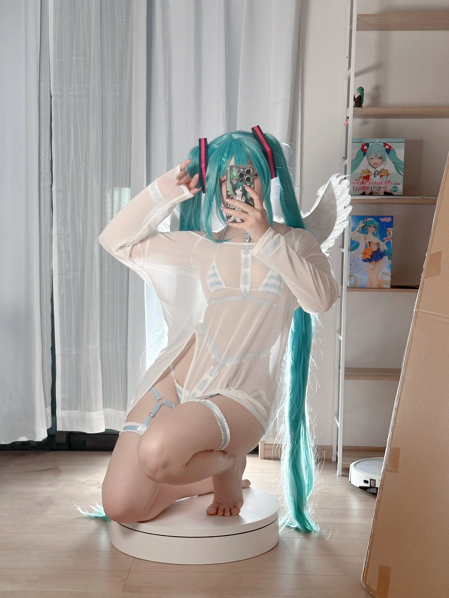 穿着白色裙子和粉红色的头发的女人拍了一张自拍。