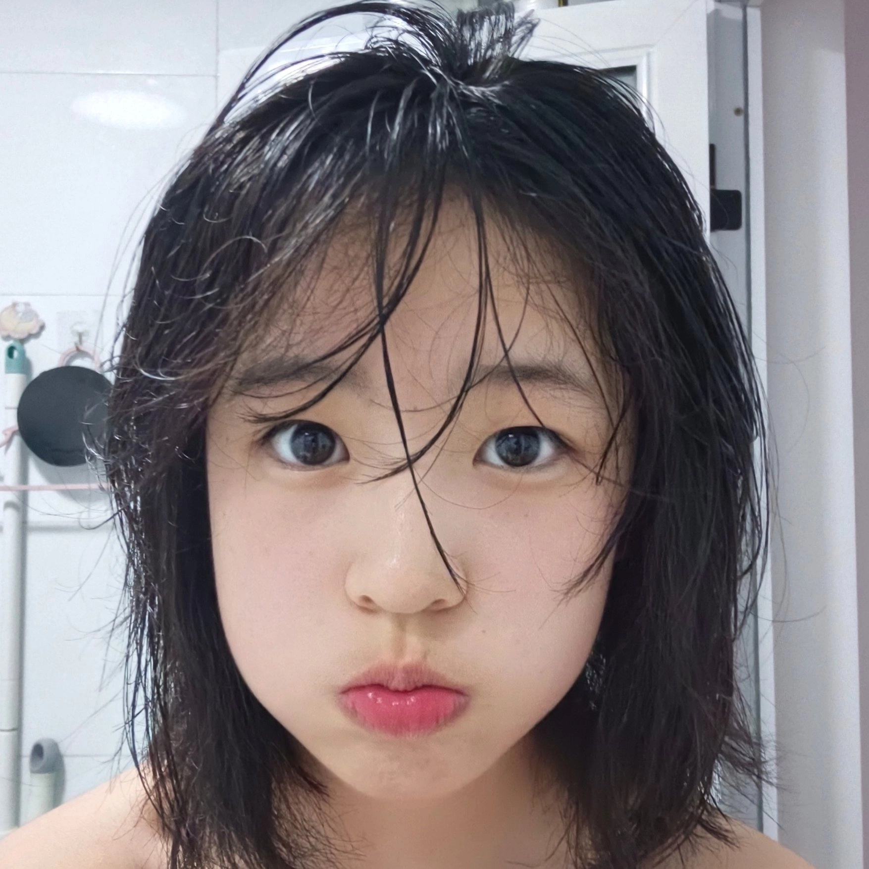 黑头发的女孩和一张嘴巴。