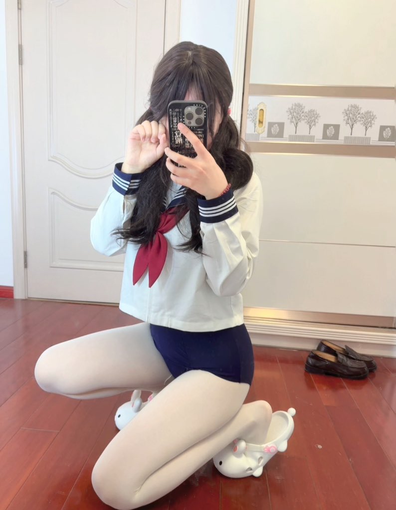 穿着水手服的女人拍了一张自拍。