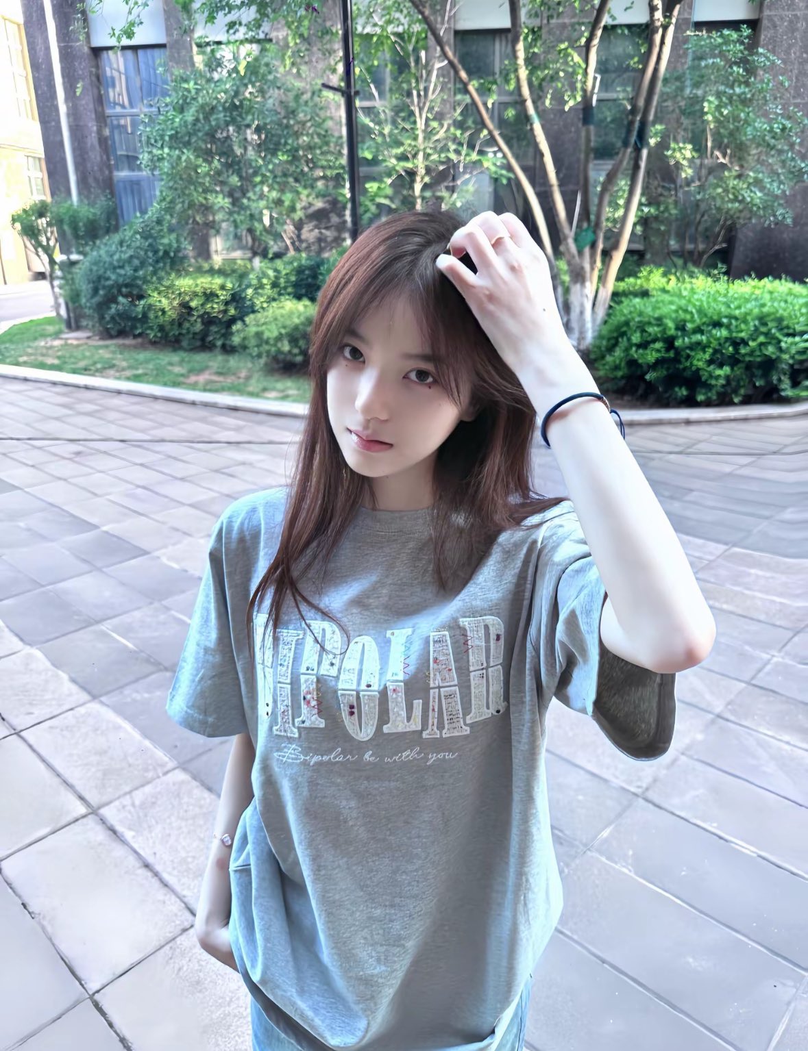 一位穿着蓝色衬衫和牛仔裤的女人坐在地板上。