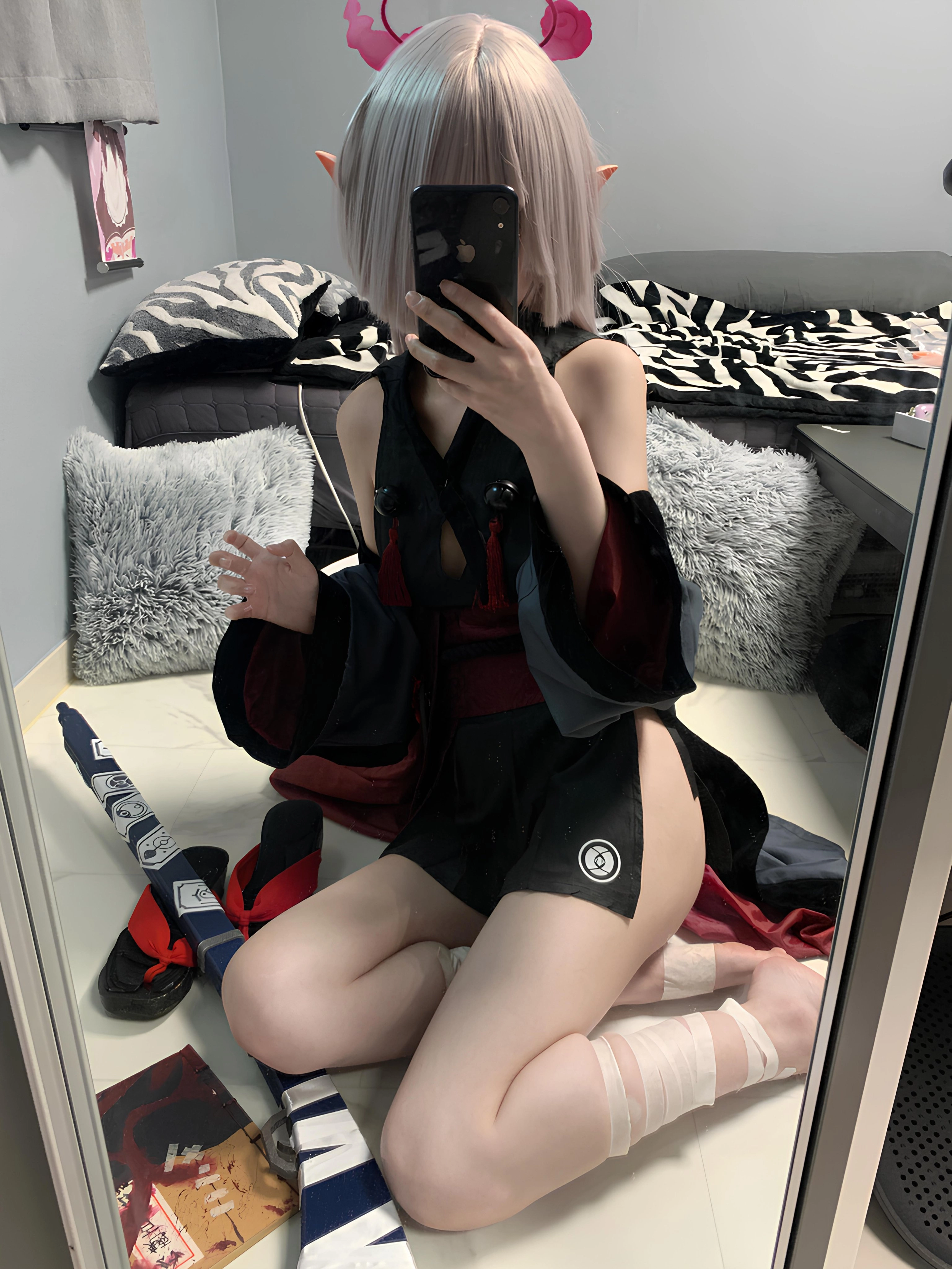 女人在镜子前拍自拍。