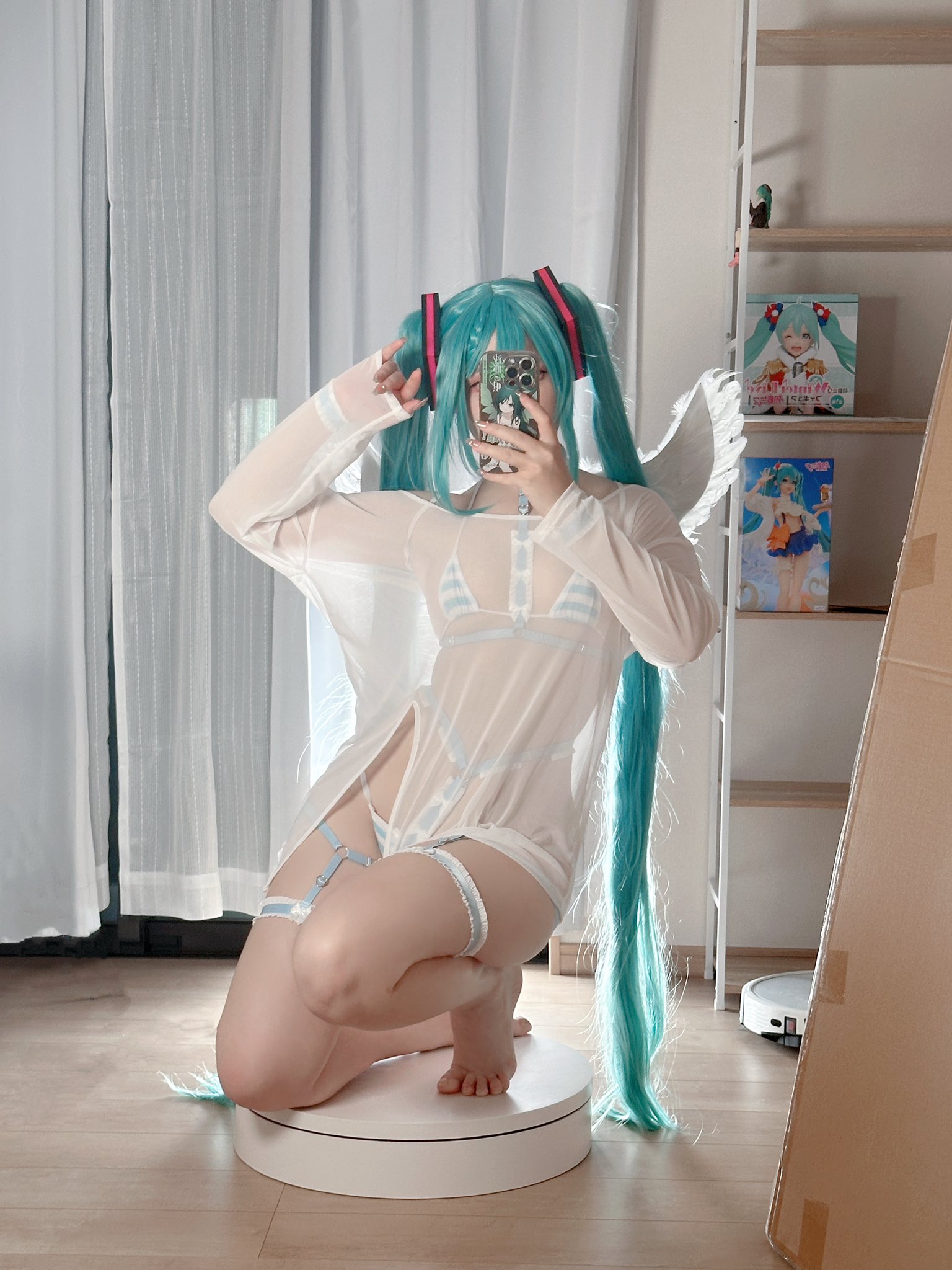 穿着白色裙子和粉红色的头发的女人拍了一张自拍。