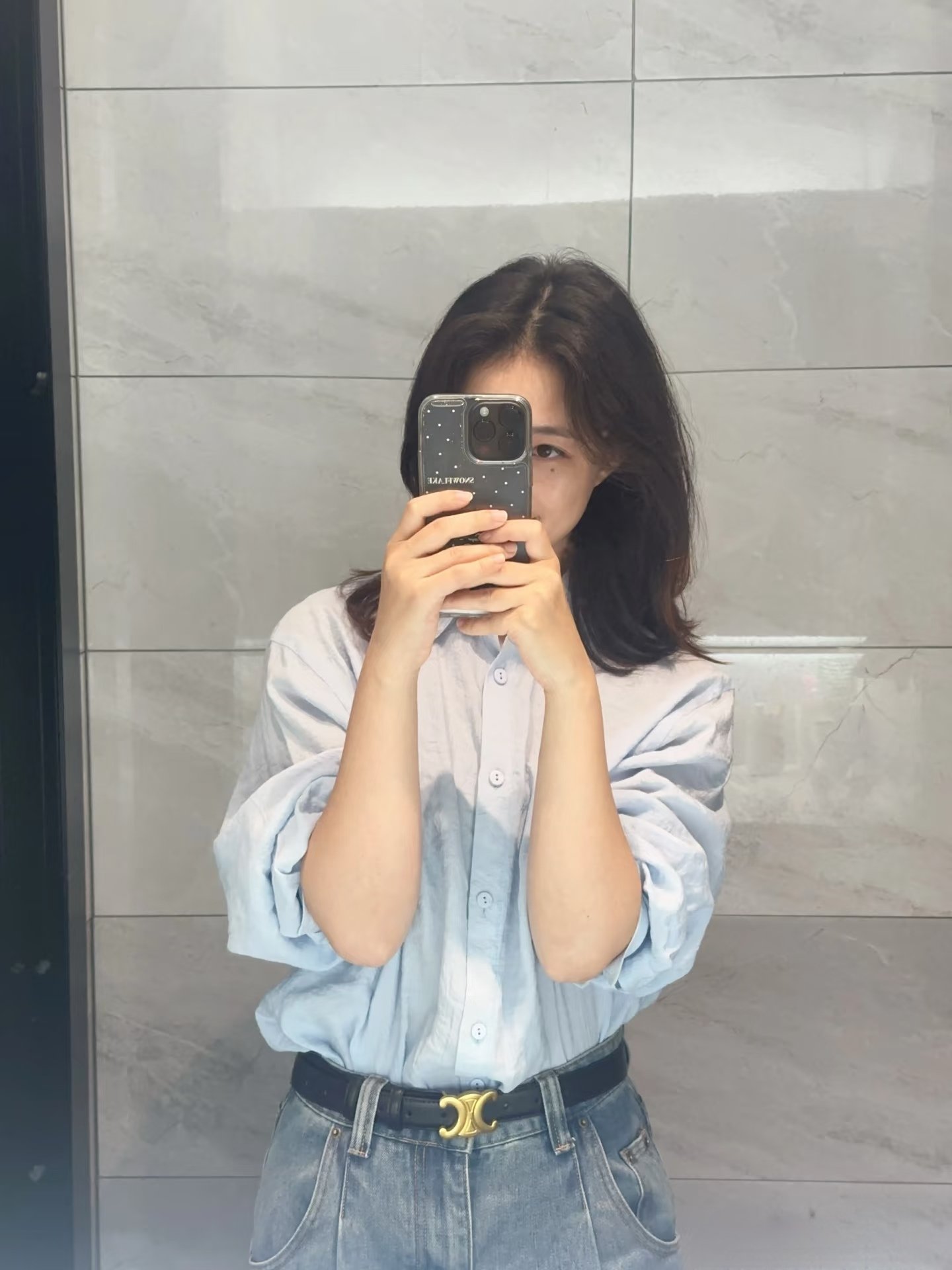 女人用手机拍自拍。