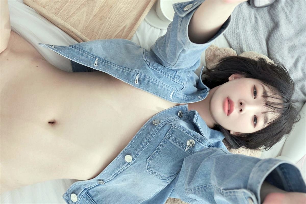 一位穿着日宁夹克的女人正在拍自拍。