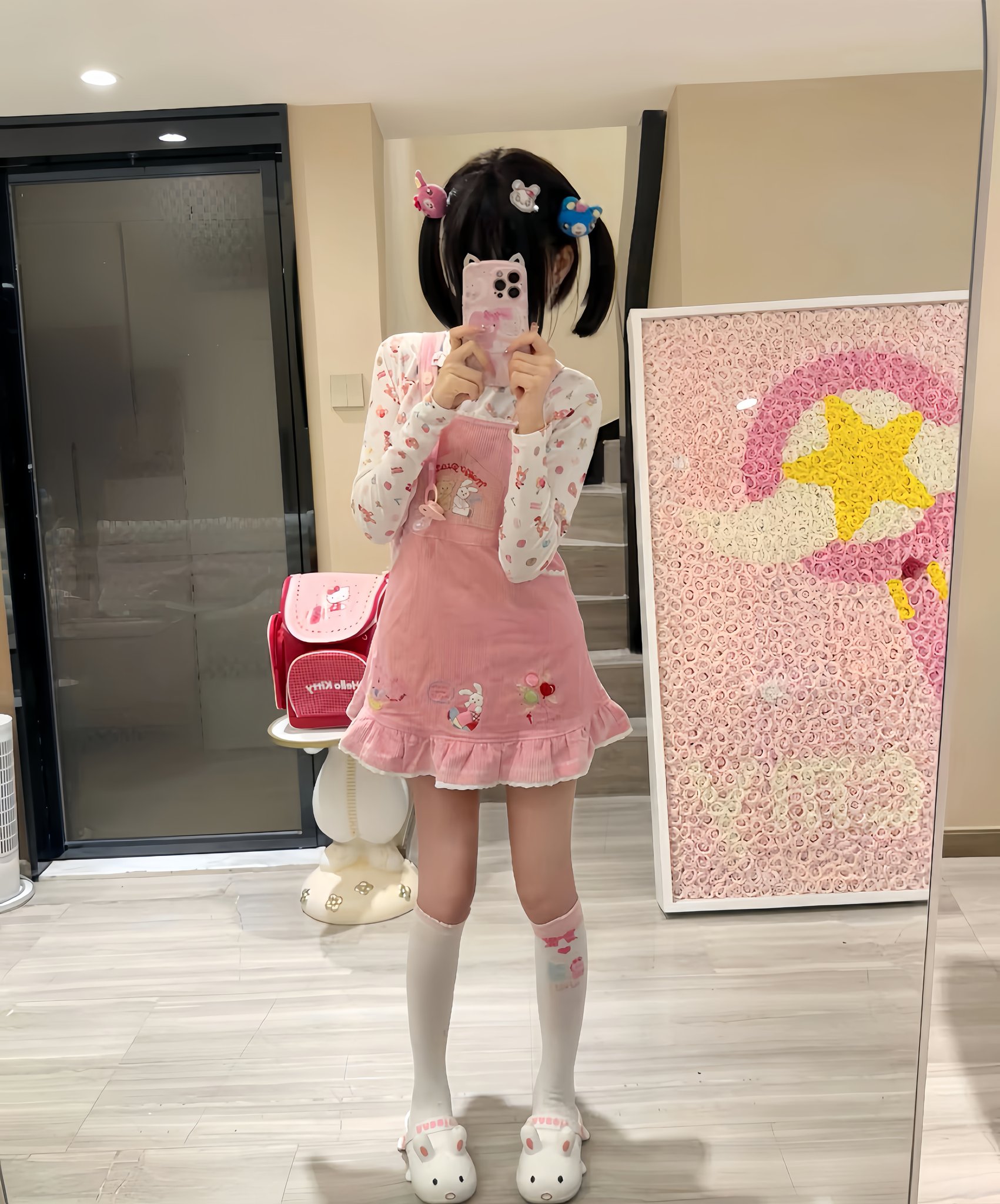 女孩用手机拍自拍。