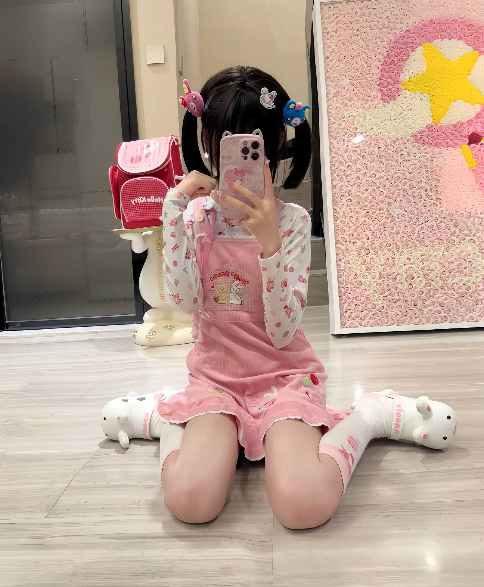 女孩用手机拍自拍。