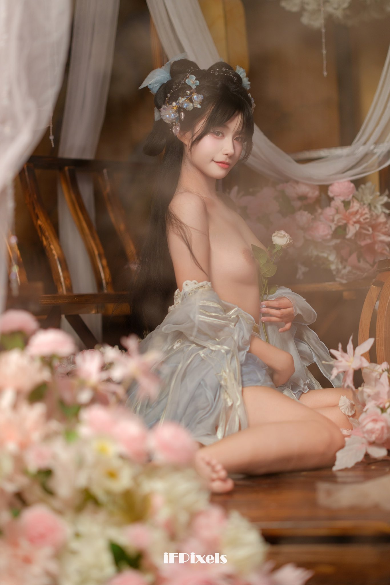 女人穿着蓝色裙子,拿着玫瑰花。